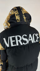 Piumino barocco logo Versace