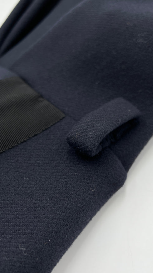 Abito in lana con cartellino