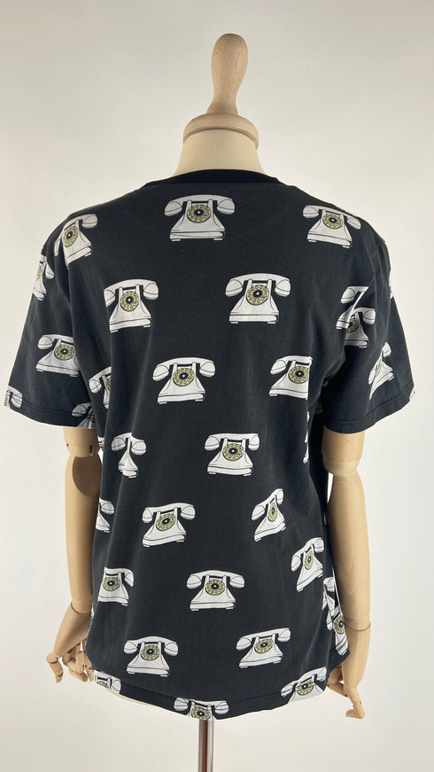 T-shirt nera con stampa di telefoni
