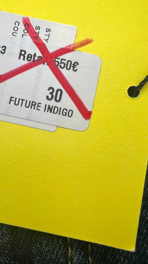 Jeans a gamba larga con cartellino