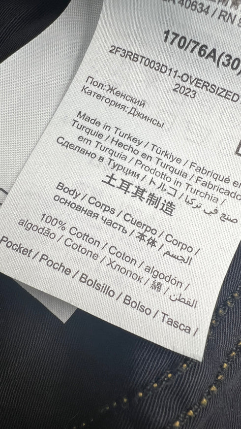 Jeans a gamba larga con cartellino