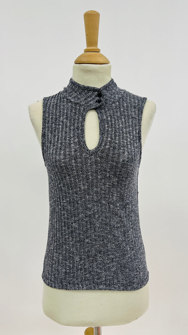 Smanicato in maglia con cartellino