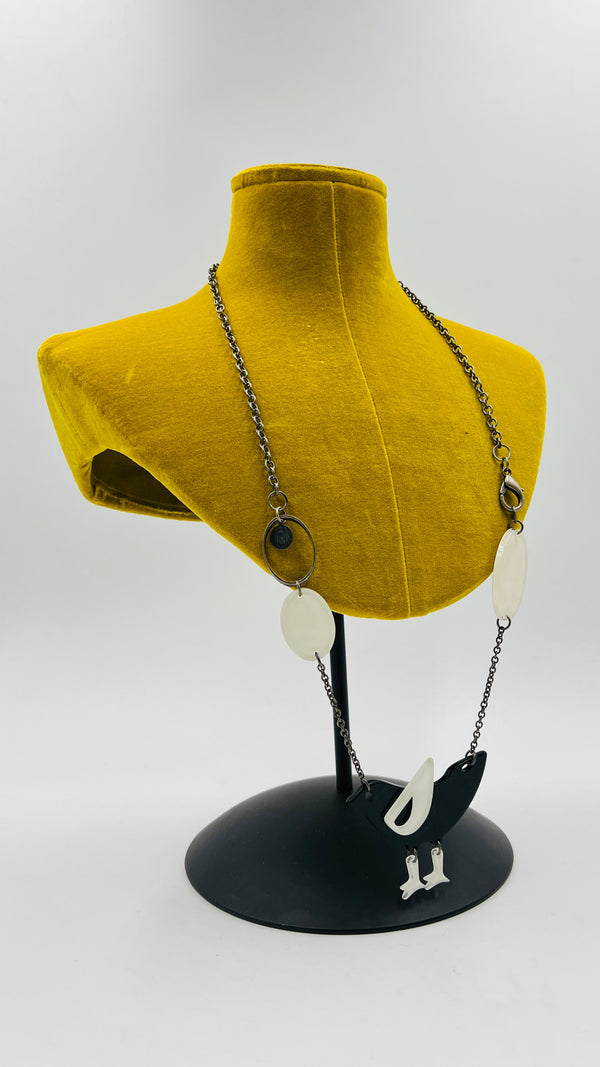 Collana con pendente a uccellino in resina bicolore