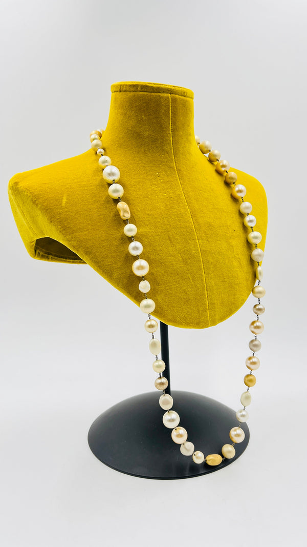 Collana lunga con perle dorate e avorio