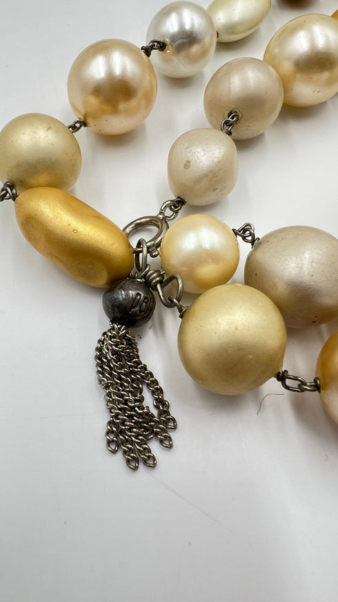 Collana lunga con perle dorate e avorio
