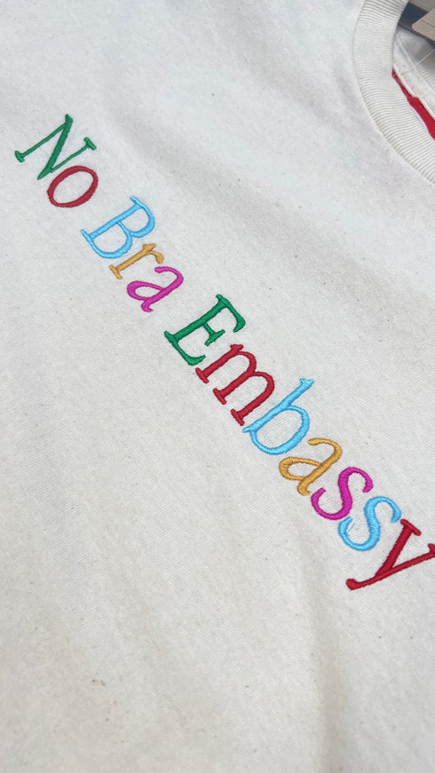 T-shirt "No Bra Embassy"