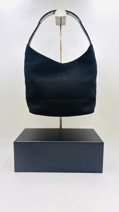 Borsa nera con manico in metallo