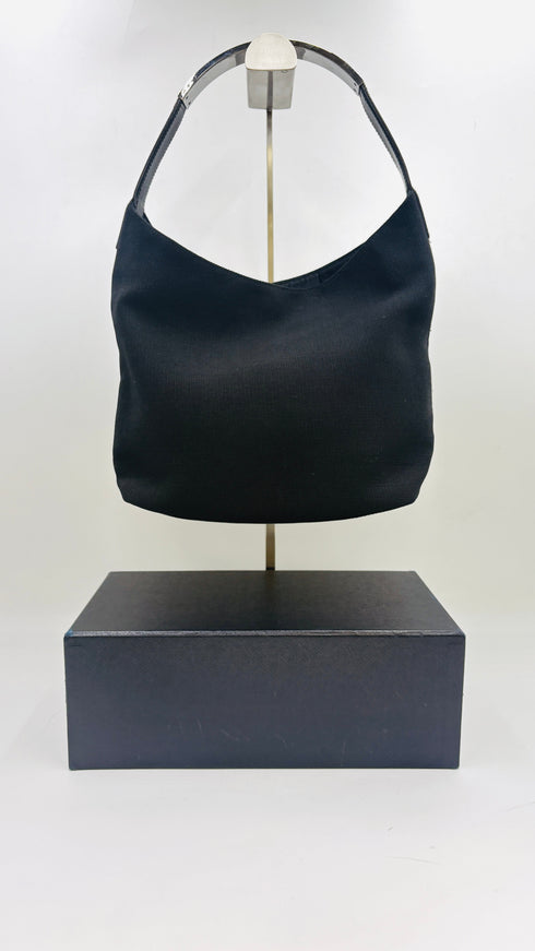 Borsa nera con manico in metallo