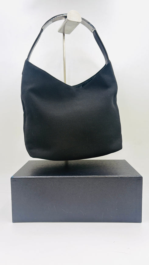 Borsa nera con manico in metallo