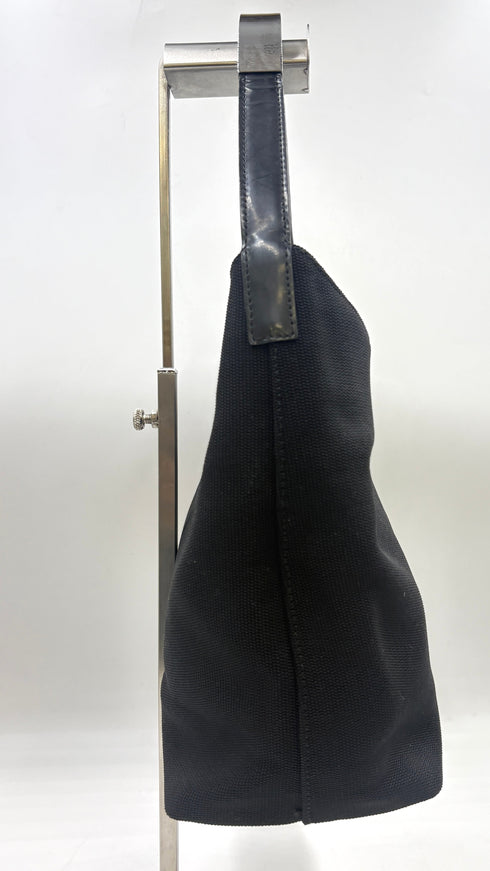 Borsa nera con manico in metallo