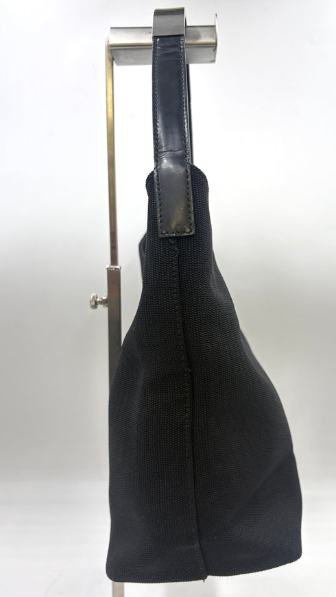 Borsa nera con manico in metallo