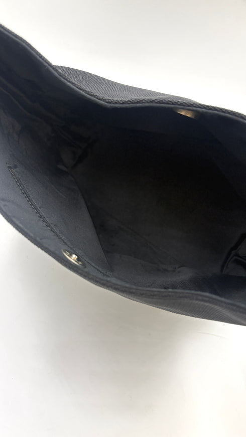 Borsa nera con manico in metallo