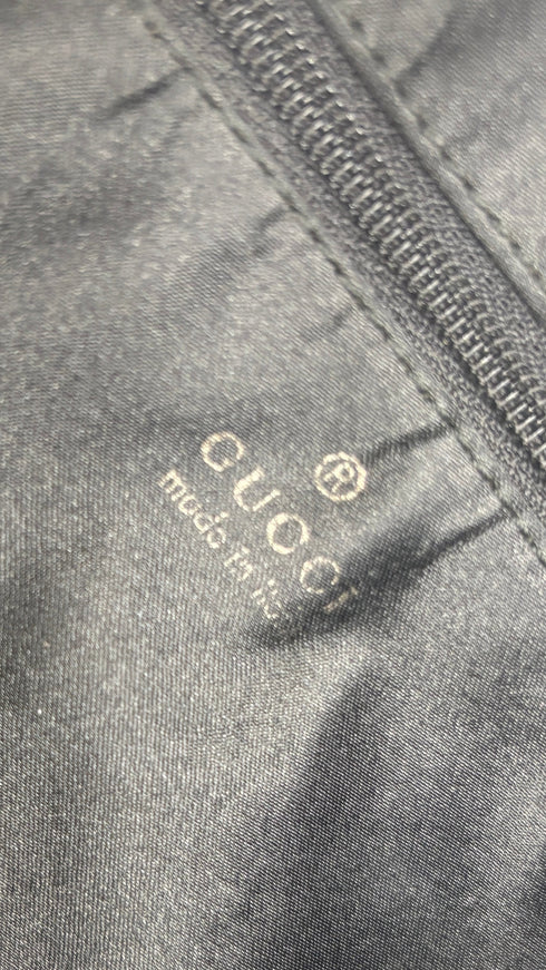 Borsa nera con manico in metallo