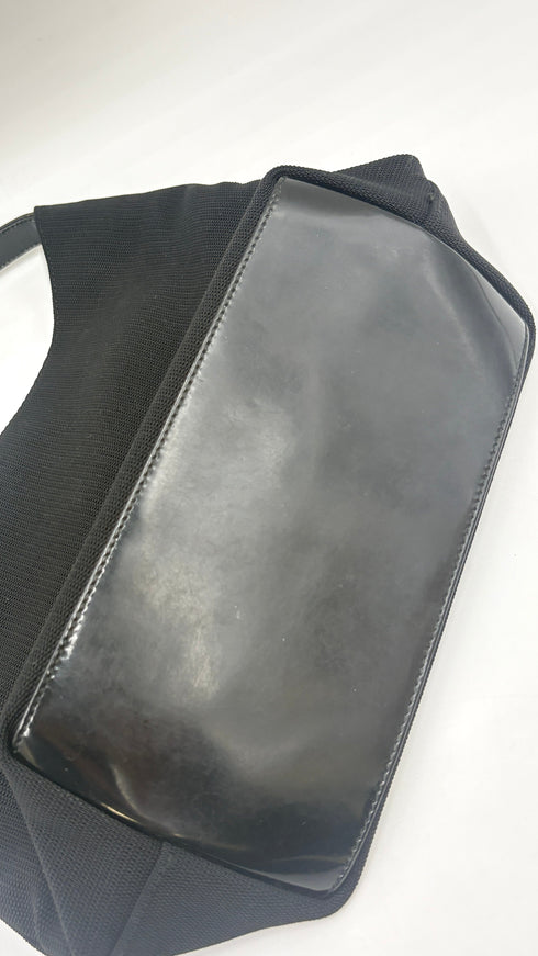 Borsa nera con manico in metallo