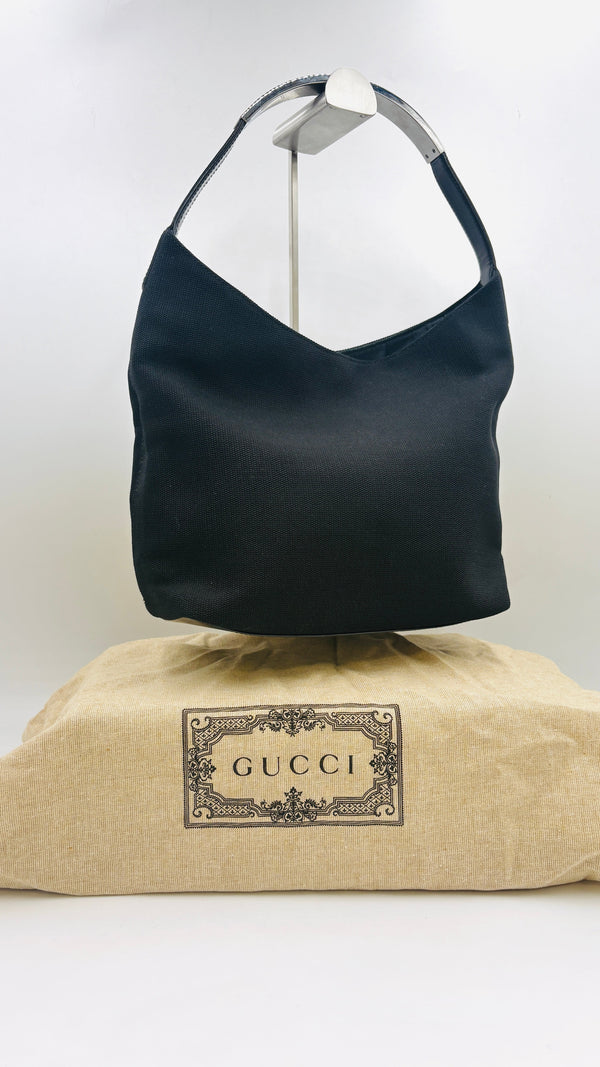 Borsa nera con manico in metallo