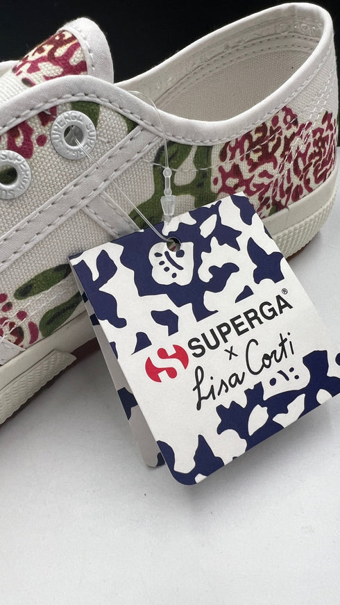 Sneakers Superga x Lisa Corti 2750 con cartellino