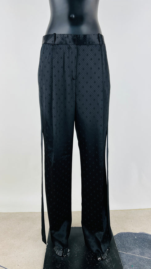Completo nero in tessuto jacquard satinato