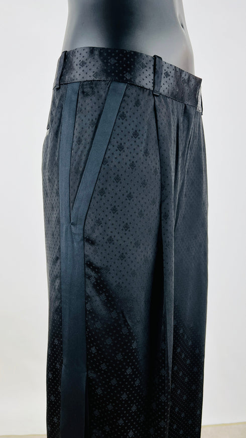 Completo nero in tessuto jacquard satinato