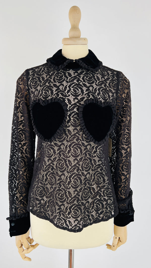 Top in pizzo con cuori