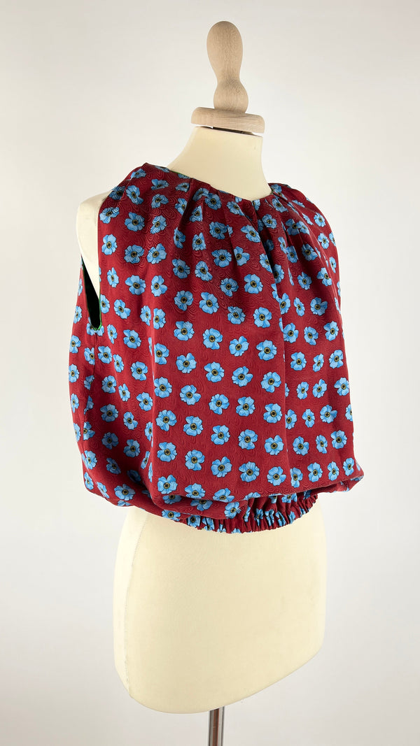 Top smanicato in seta a fiori
