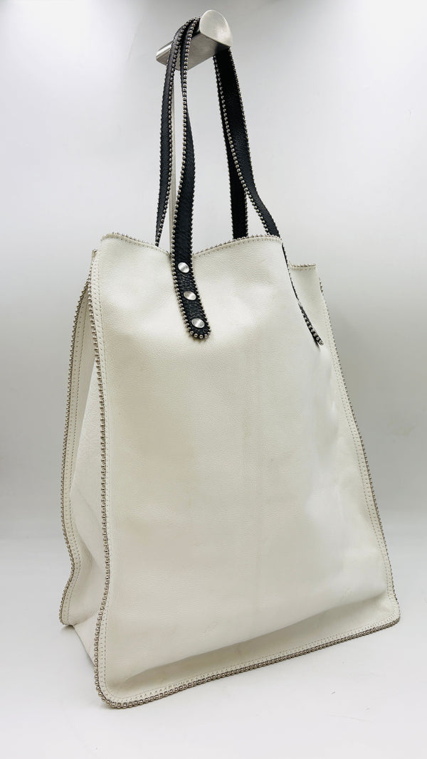 Shopper bianca con profili a borchie