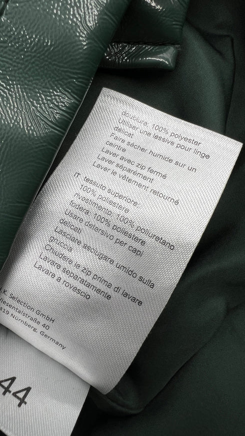 Giacca in vernice con cartellino