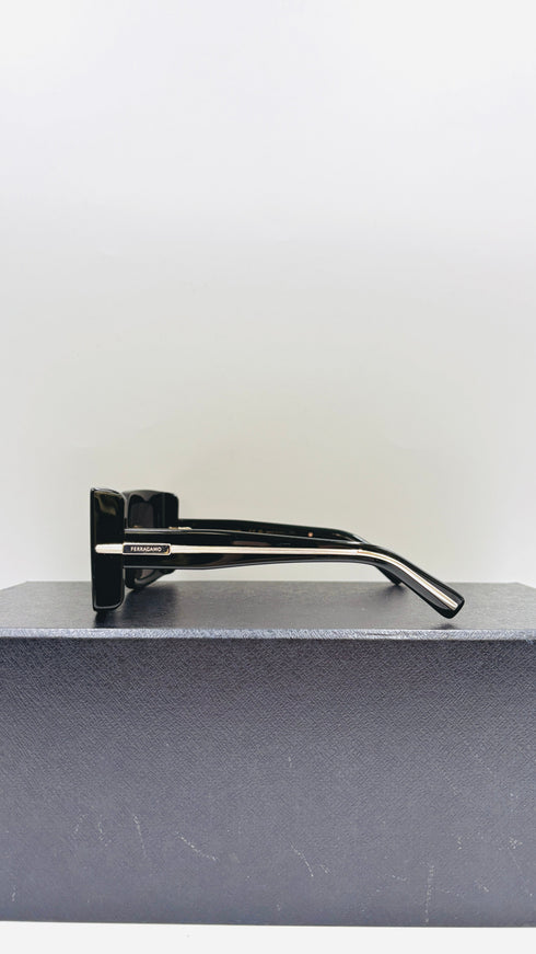 Occhiali da sole squadrati