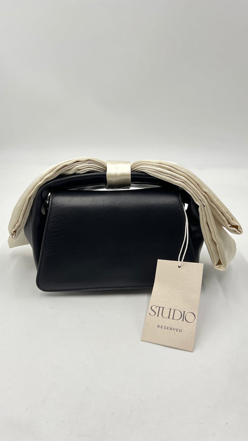 Pochette con maxi fiocco e cartellino