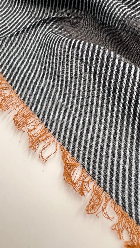 Stola multi-righe sfrangiata