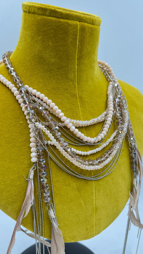Collana con piume e perline
