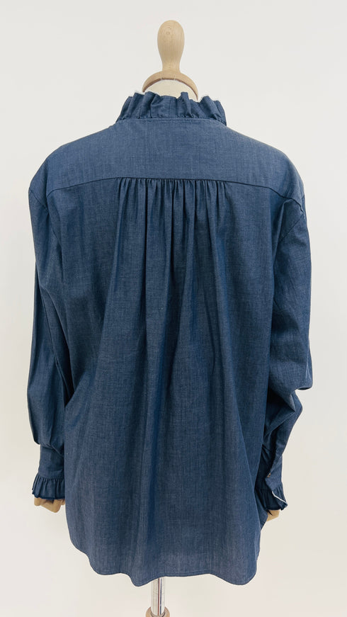 Blusa con scollo volant