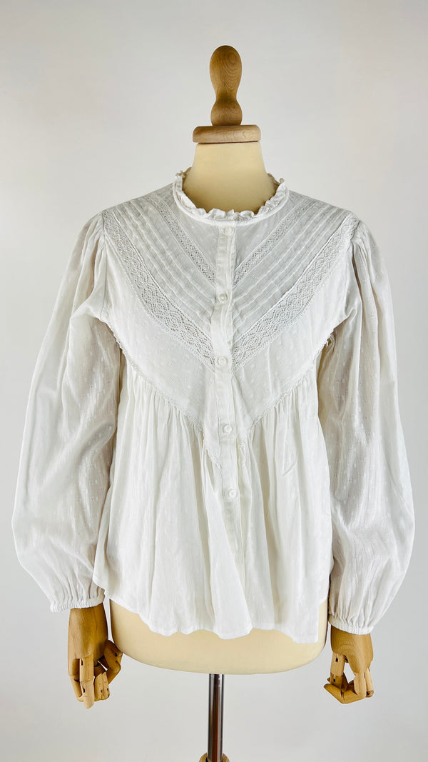 Camicia con ricami a V