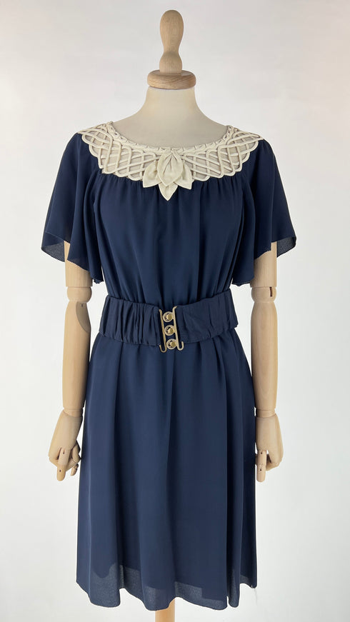 Abito midi con scolllo a rosono