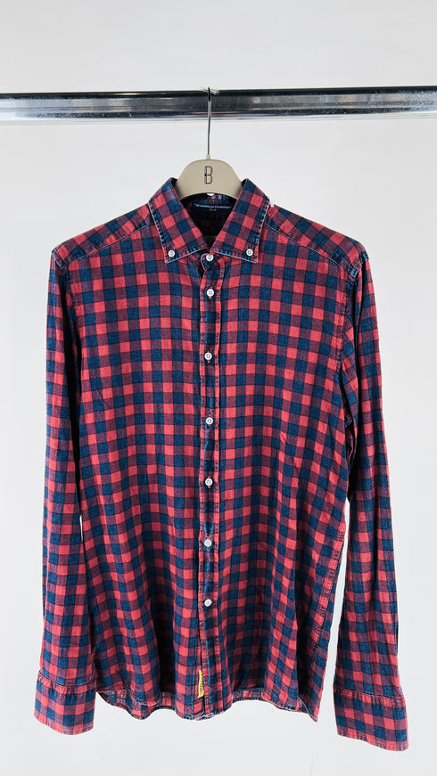 Camicia a quadri rossa e blu