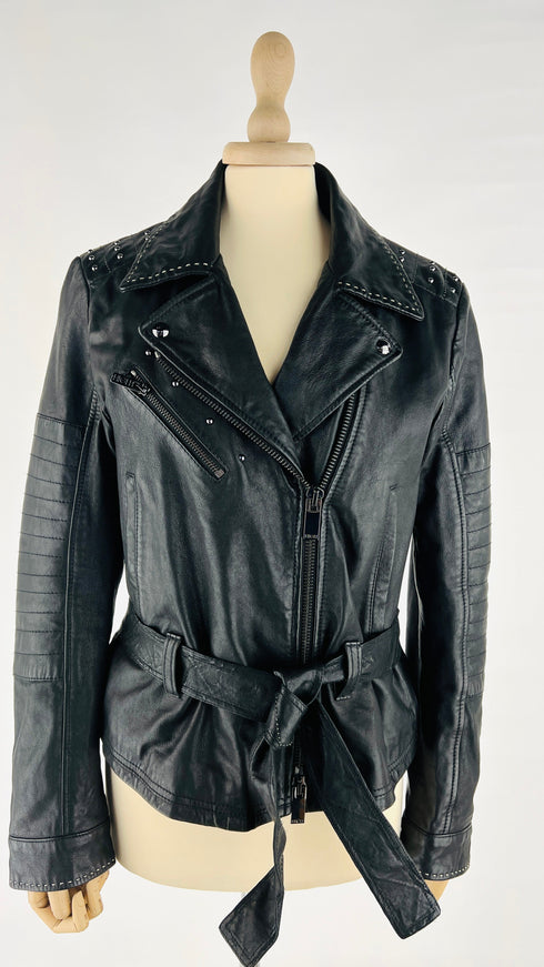 Biker in pelle nero