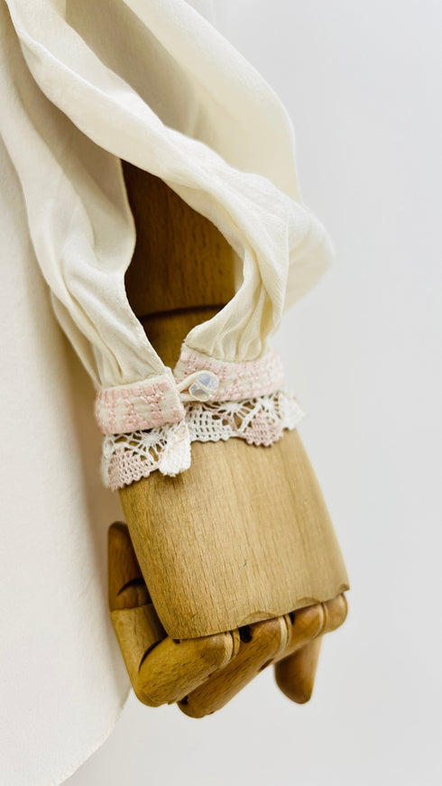 Camicia ricamata con cartellino