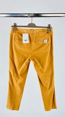 Pantaloni slim cut con cartellino MKT studio