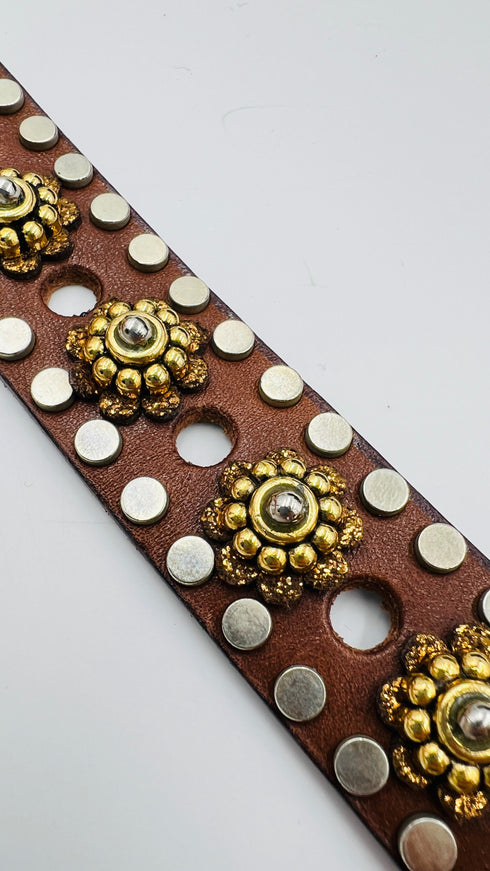 Cintura borchiata a fiori