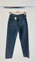 Jeans mom fit con cartellino