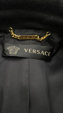 Cappa nera con spille Versace