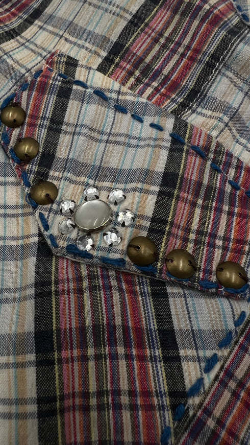 Camicia tartan con ricami e appliqués