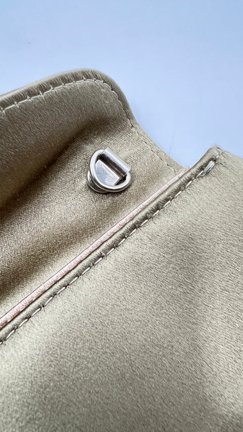 Clutch in raso con strass